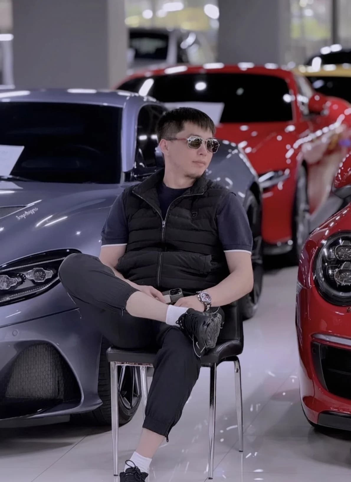 Дархан Абикеев, основатель Lion Motors, в шоуруме со спортивными автомобилями